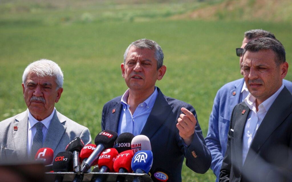 ozgur-ozel-suclari-kurt-olmak-ve-bize-oy-getirmek-1024x640 CHP Lideri Özgür Özel’den Ekrem İmamoğlu Tepkisi: “Tepemin Tasını Attırmasın!”